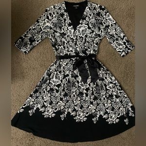 Roz & Ali Petite Small Black & White Floral Patterned V-Neck Surplice Wrap Dress